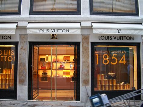 negozio louis vuitton alessandria|Find Louis Vuitton Stores in Italy .